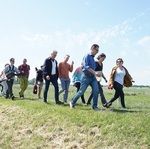 Landwirtschaftsminister Cem Özdemir u.a. mit Moorforschern beim Besuch eines Niedermoors (Foto: Andreas Haberl).