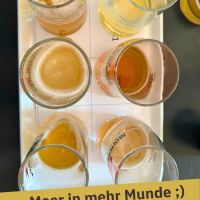 Verschiedene Moorbiere auf einem Tablett die verkostet wurden